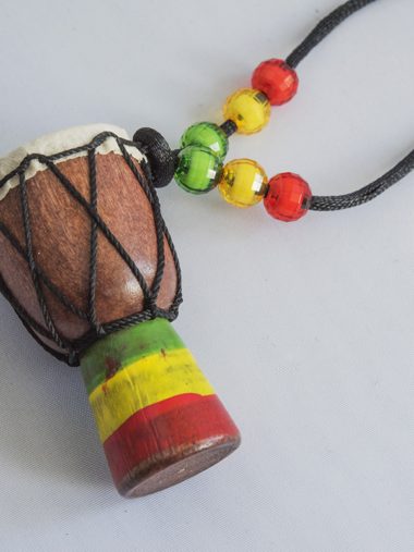 Mini djembe hanger aan koord