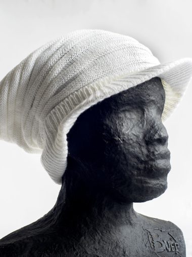 Lange witte muts met klep